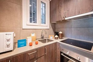 Kylskåp, mikrovågsugn, ugn och spishäll