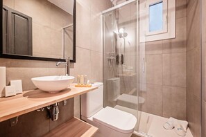 Een douche, een haardroger, een bidet, handdoeken