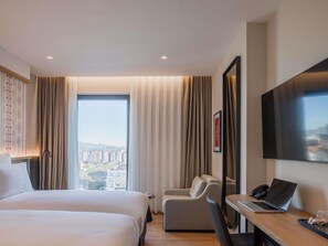 Habitación familiar, 1 cama doble con sofá cama | Caja fuerte, escritorio, sistema de insonorización