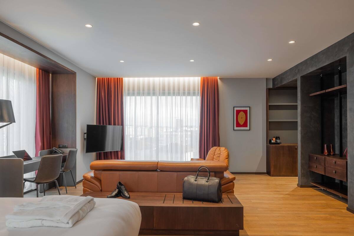 Premium Suite, 1 Katil Kelamin (Double) dengan Katil Sofa | Peti besi dalam bilik, meja, kalis bunyi