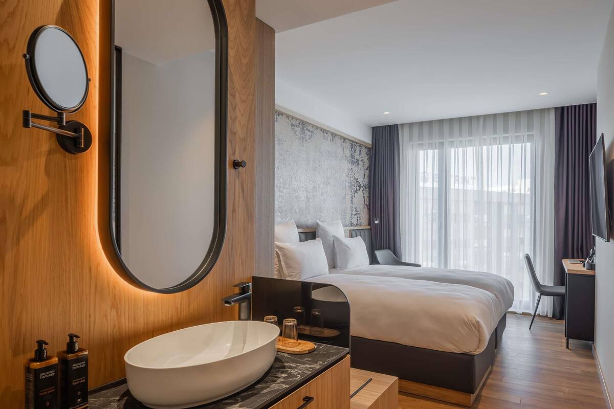 Classic Twin Room, 2 Katil Bujang (Single) | Peti besi dalam bilik, meja, kalis bunyi