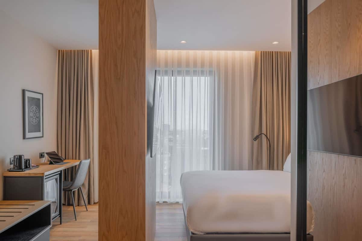 Caja de seguridad en la habitación y escritorio