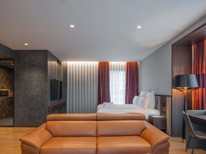 Suite Premium, 1 cama doble con sofá cama | Caja fuerte, escritorio, sistema de insonorización