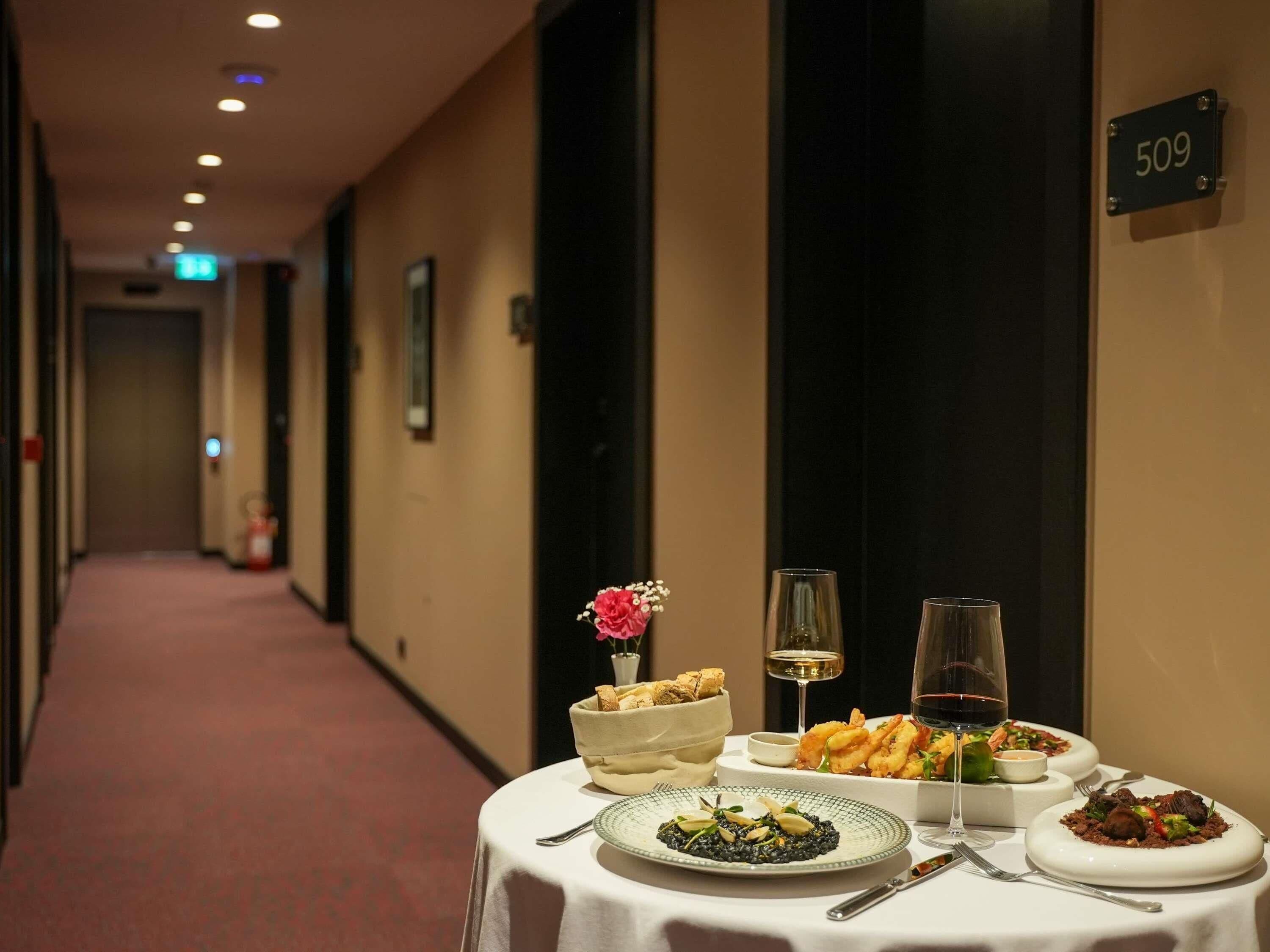 Tallelokero huoneessa, työpöytä, äänieristys