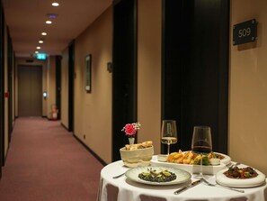 خزنة داخل الغرفة ومكتب وتجهيزات عازلة للصوت