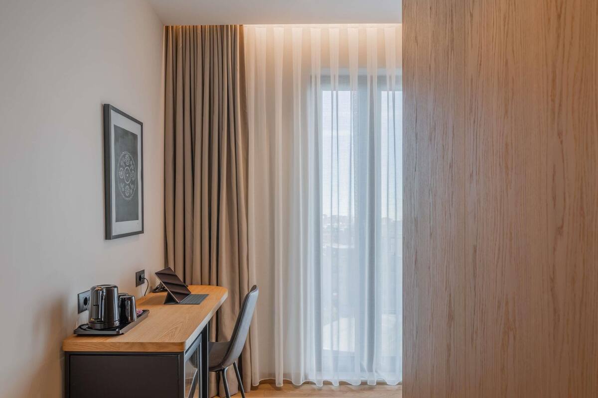 Privilege, Habitación, 1 cama doble | Caja fuerte, escritorio, sistema de insonorización