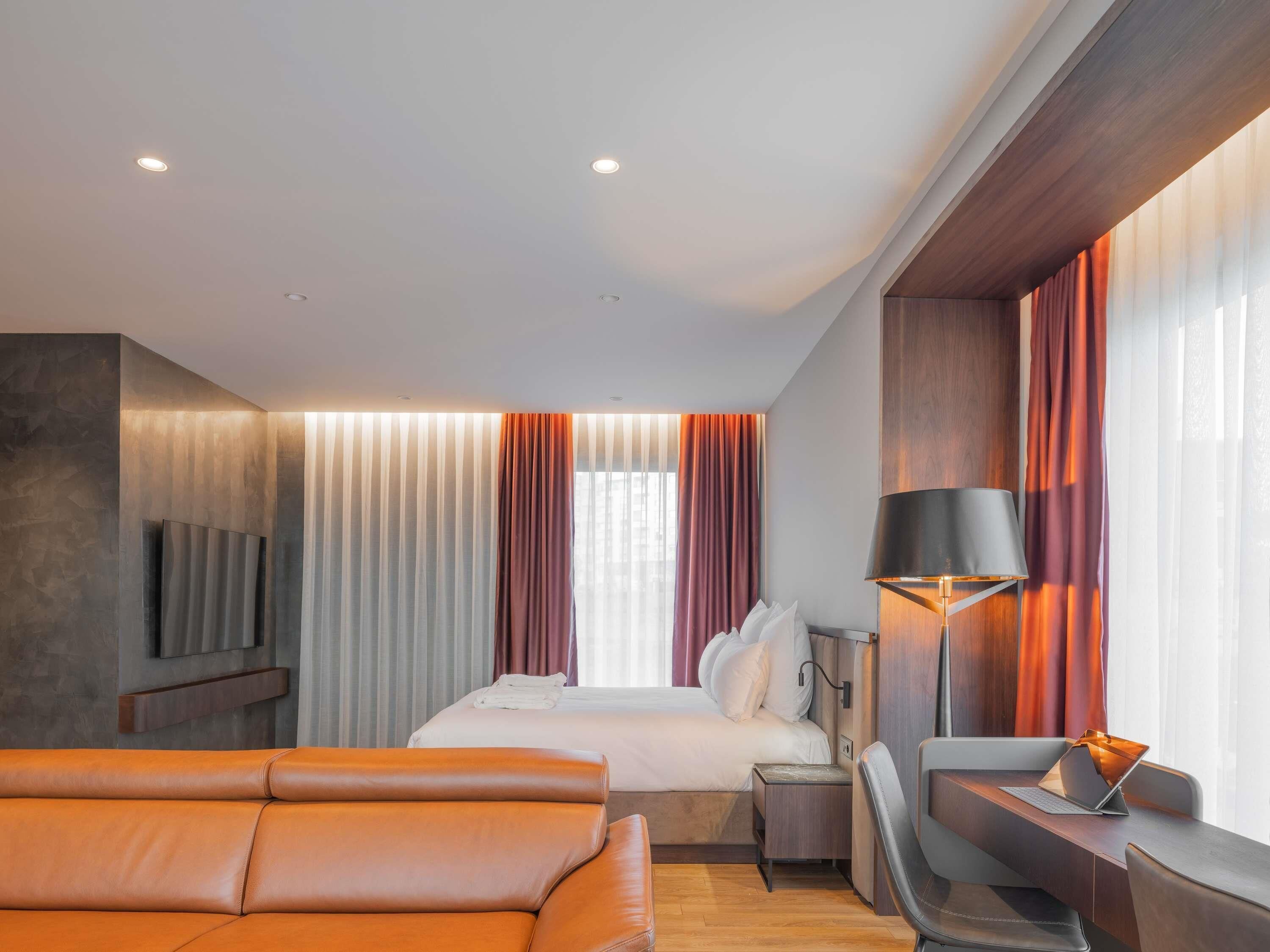 Suite Premium, 1 cama doble con sofá cama | Caja fuerte, escritorio, sistema de insonorización