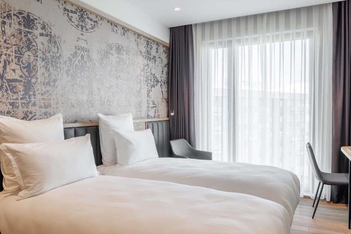 Caja de seguridad en la habitación y escritorio