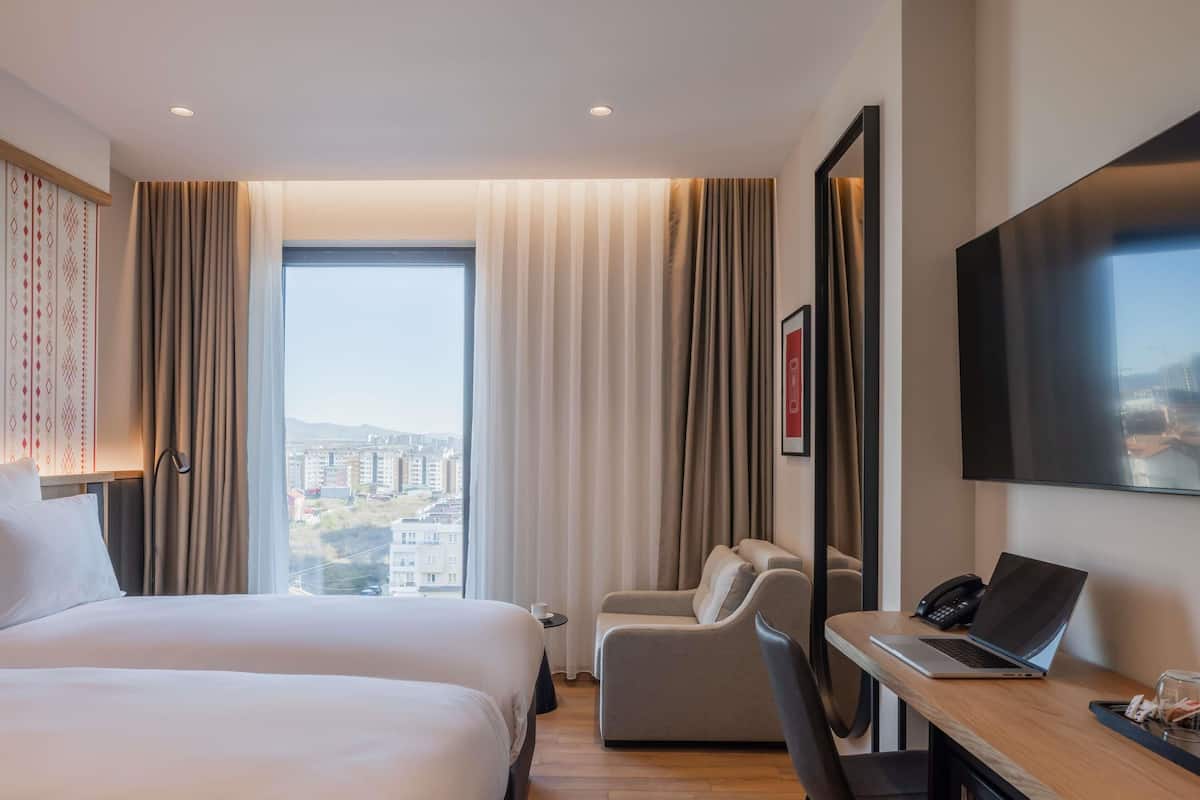 Habitación familiar, 1 cama doble con sofá cama | Caja fuerte, escritorio, sistema de insonorización