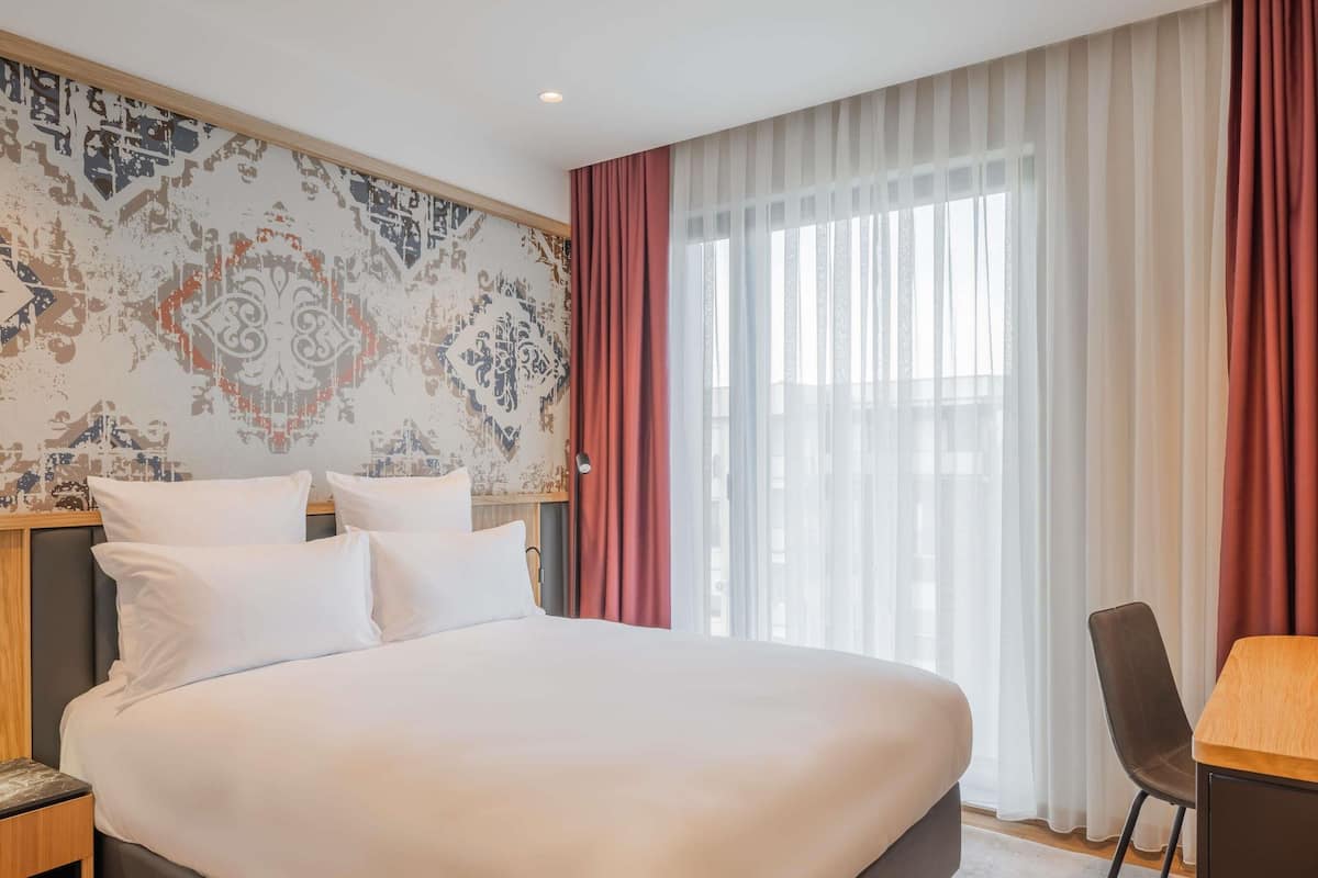 Caja de seguridad en la habitación y escritorio