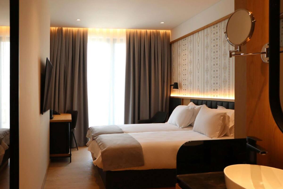 Suite, 1 Bedroom, Terrace | Peti besi dalam bilik, meja, kalis bunyi