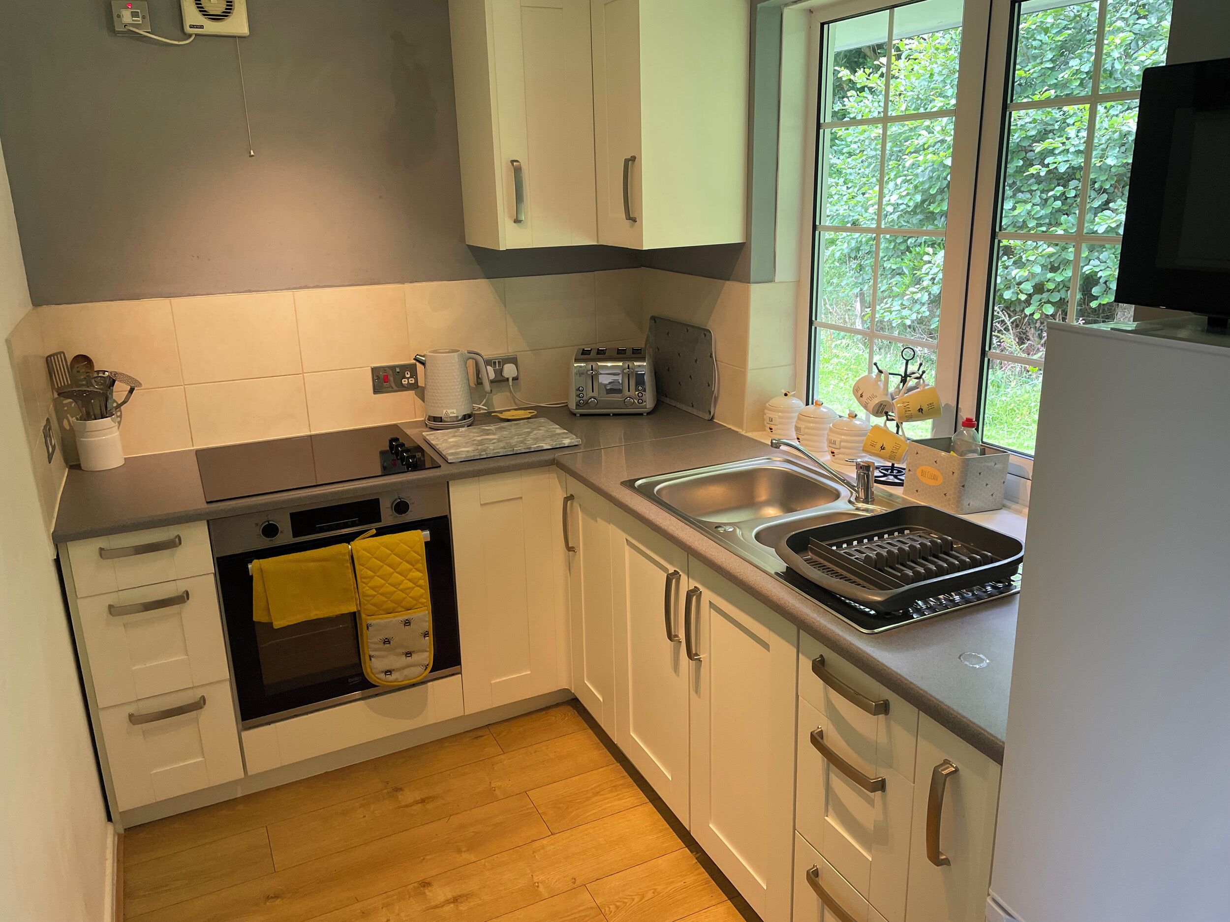 BUMBLE BEE LODGE, pet friendly, character holiday cottage in Liskeard