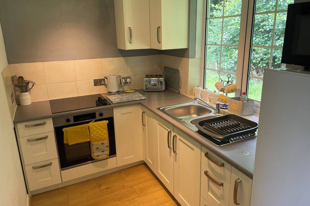 BUMBLE BEE LODGE, pet friendly, character holiday cottage in Liskeard