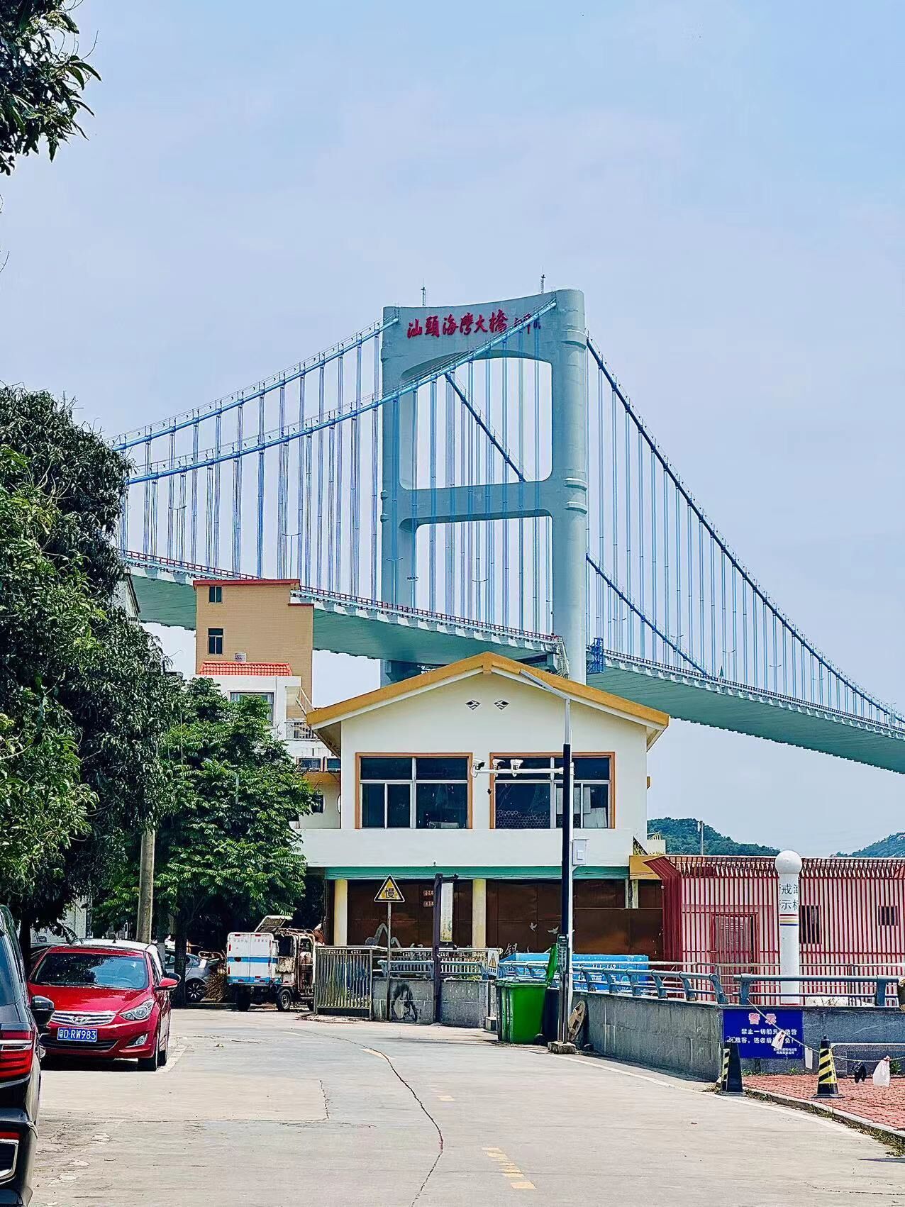 Un grand pont suspendu avec un bâtiment en dessous.