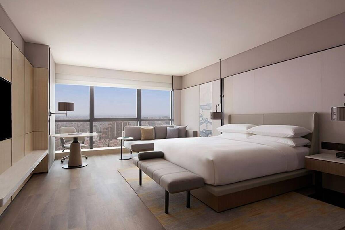 Deluxe Room, 1 King Bed, Smoking, City View | Down comforters, minibar, in-room safe, desk