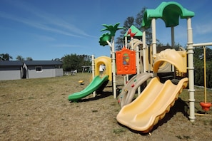 Un parque infantil con toboganes y estructuras para escalar.
