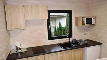 Kühlschrank, Mikrowelle, Herdplatte, Wasserkocher mit Kaffee-/Teezubehör