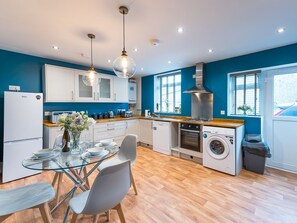 Fridge, microwave, oven, dishwasher - Perfectly located 2 bed townhouse in Shrewsbury - Pass the Keys (Shrewsbury)