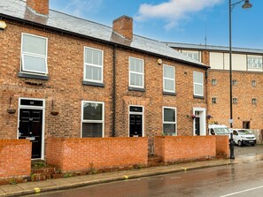 Exterior - Perfectly located 2 bed townhouse in Shrewsbury - Pass the Keys (Shrewsbury)