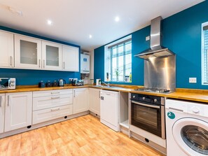 Fridge, microwave, oven, dishwasher - Perfectly located 2 bed townhouse in Shrewsbury - Pass the Keys (Shrewsbury)