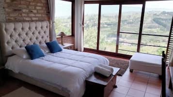 4 bedrooms, desk, iron/ironing board, WiFi