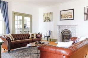 Smart-TV, Kamin, Stereoanlage