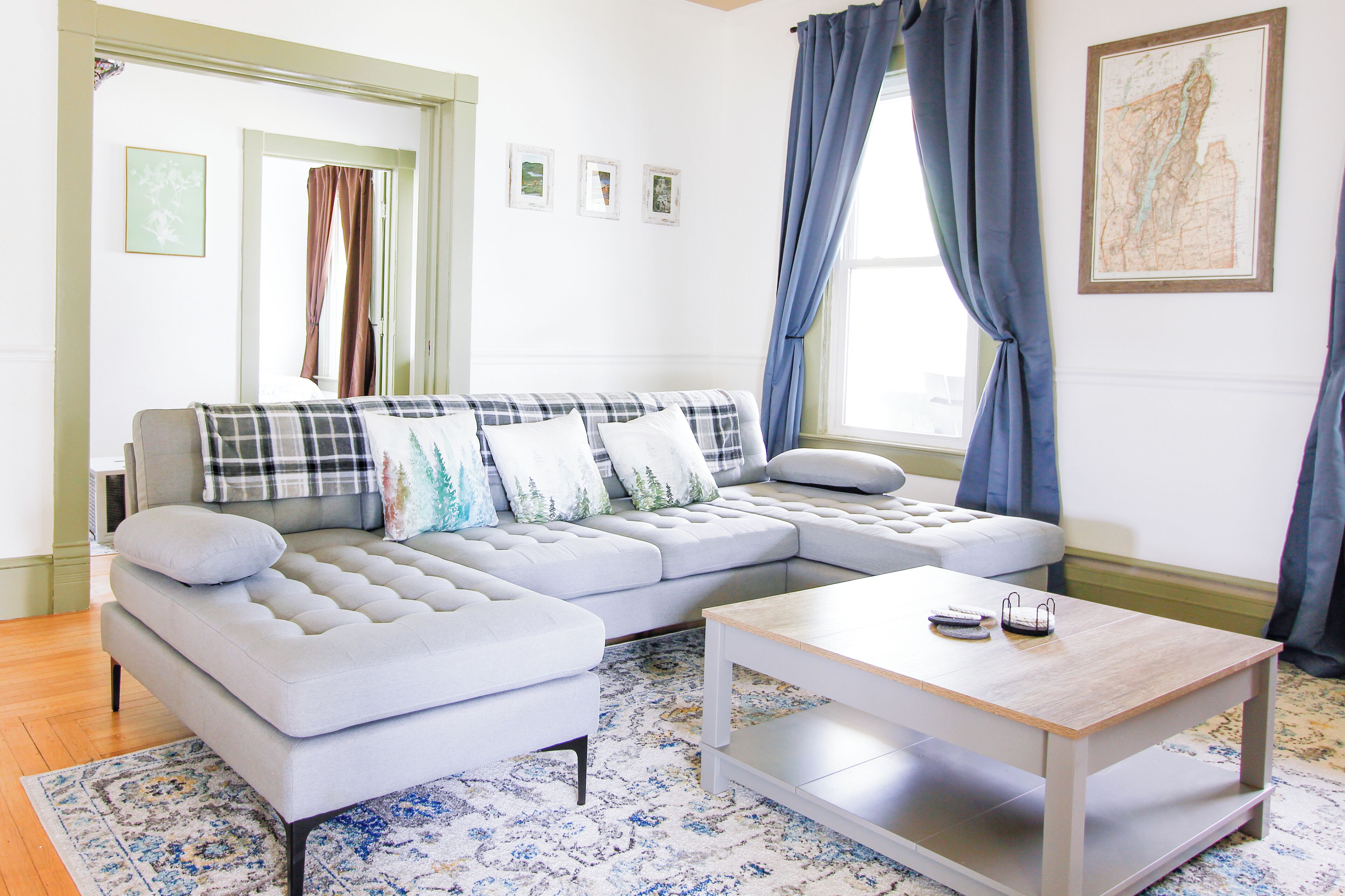 Een smart-tv, een open haard en een stereo