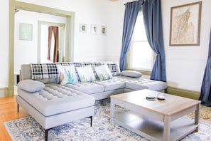 Smart-TV, Kamin, Stereoanlage