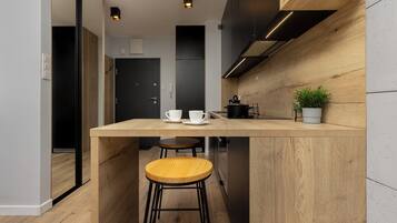 Studio, Balcony | Private kitchen | Dishwasher, cookware/dishes/utensils