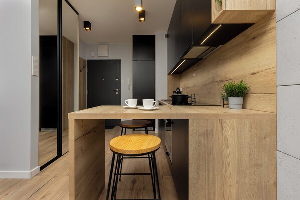 Studio, Balcony | Private kitchen | Dishwasher, cookware/dishes/utensils - Studio Near Manufaktura Łódź by Renters (Lodz)