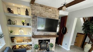 Una televisión, una chimenea