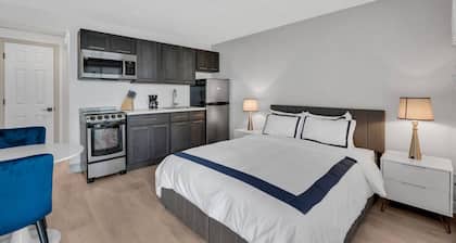 One Block to the Beach! + Free Parking