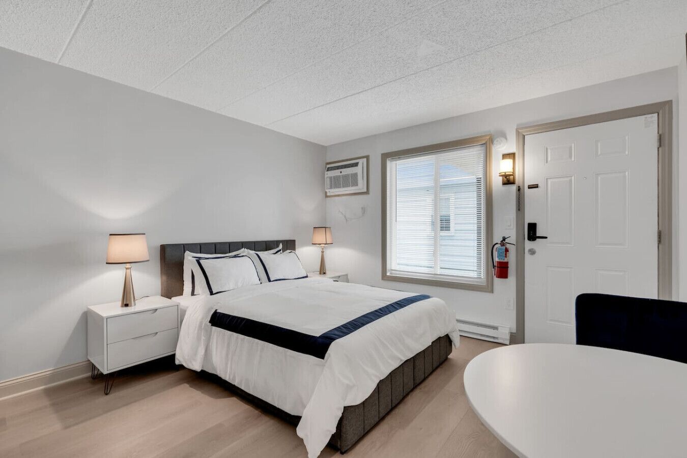 1 bedroom, desk, WiFi, bed sheets