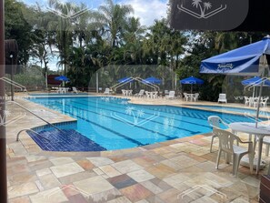 3 outdoor pools, a heated pool, open 9:00 AM to 10:00 PM, pool loungers - Flat Perfeito Amarilis Riviera São Loure (Bertioga)