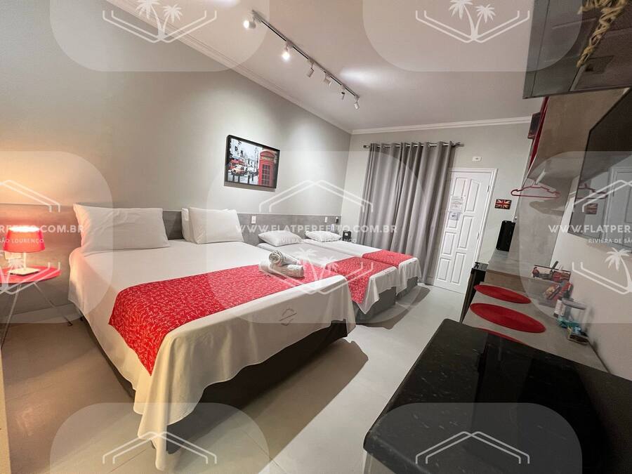Habitación de hotel con dos camas, un escritorio y baño.