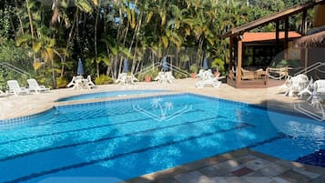 3 piscinas externas, funciona das 9h às 22h, espreguiçadeiras