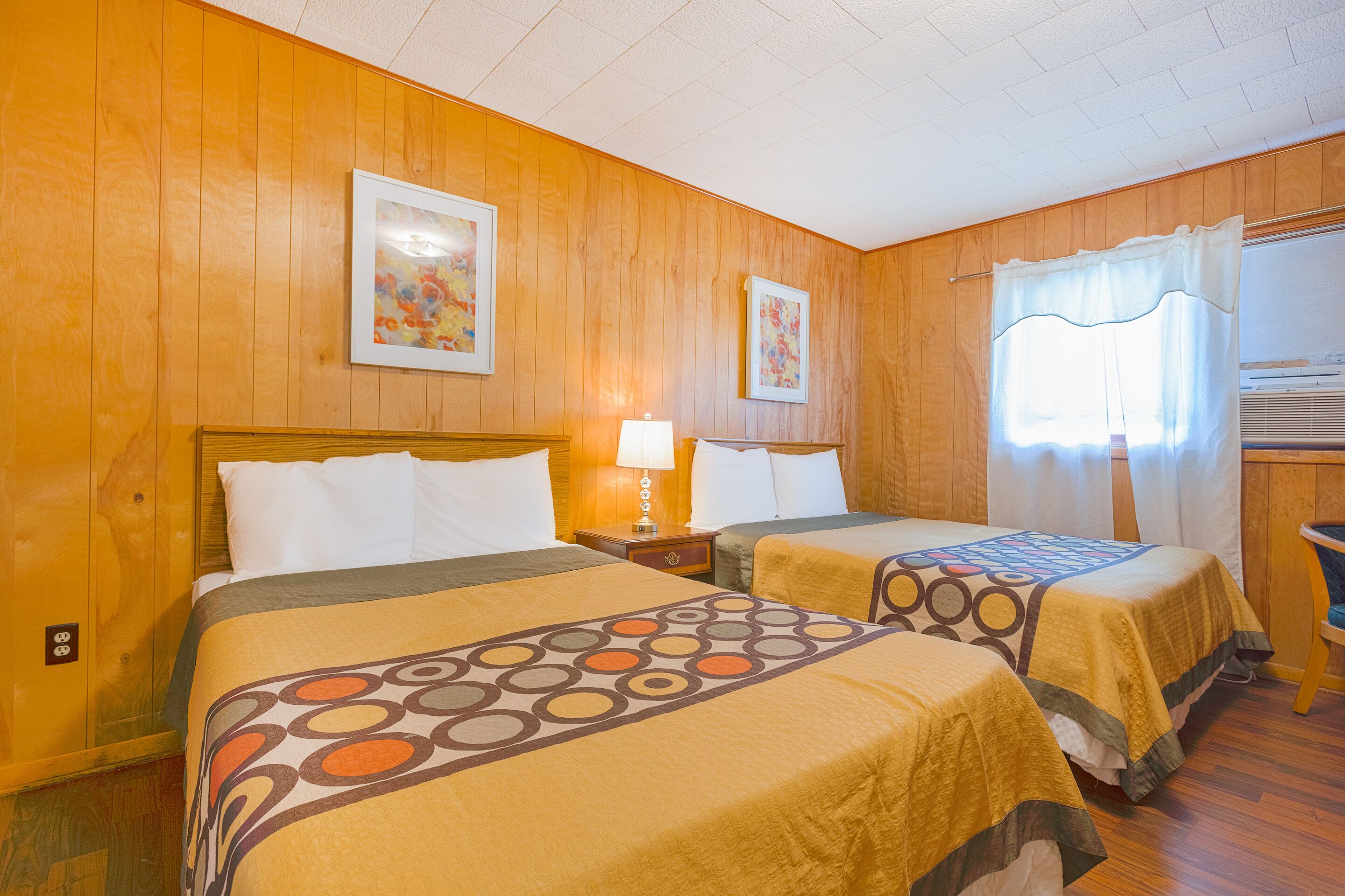 Bureau, fer et planche à repasser, Wi-Fi gratuit, draps fournis