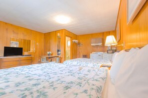 Habitación familiar, 2 camas Queen size, cocineta | Escritorio, tabla de planchar con plancha, wifi gratis y ropa de cama