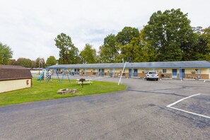 Free self-parking - Parkside Motel By OYO Meadville Conneaut Lake (Conneaut Lake)