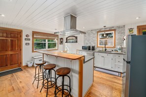 ثلاجة، ميكروويف، فرن، موقد طهي مسطح