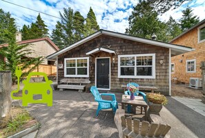 A wooden cabin with a front porch, two windows, and a door. - Blue Heaven is close to town and beach, fireplace, dogs ok, EV charger (Manzanita)
