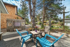 Outdoor dining - Blue Heaven MCA#812-close to downtown Manzanita and the beach, dogs welcome (Manzanita)