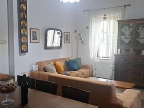TV, fireplace - Liakoto - Two-Bedroom House (Pano Panagia)