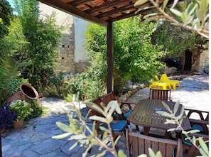 Outdoor dining - Liakoto - Two-Bedroom House (Pano Panagia)