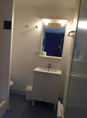 SĂšche-cheveux, serviettes fournies, savon, papier toilette