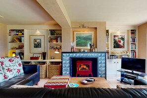 TV, DVD player - Pen Y Bryn - Two Bedroom Cottage, Sleeps 4 (Llanrwst)