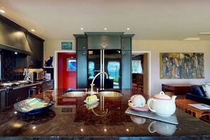 Jääkaappi, mikroaaltouuni, uuni, astianpesukone