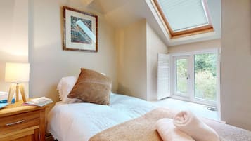 2 bedrooms, iron/ironing board, bed sheets