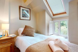 2 bedrooms, iron/ironing board, bed sheets