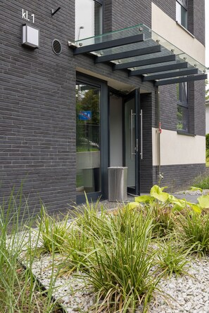 Exterior - Modern Apartment With Parking by Renters (Kraków)